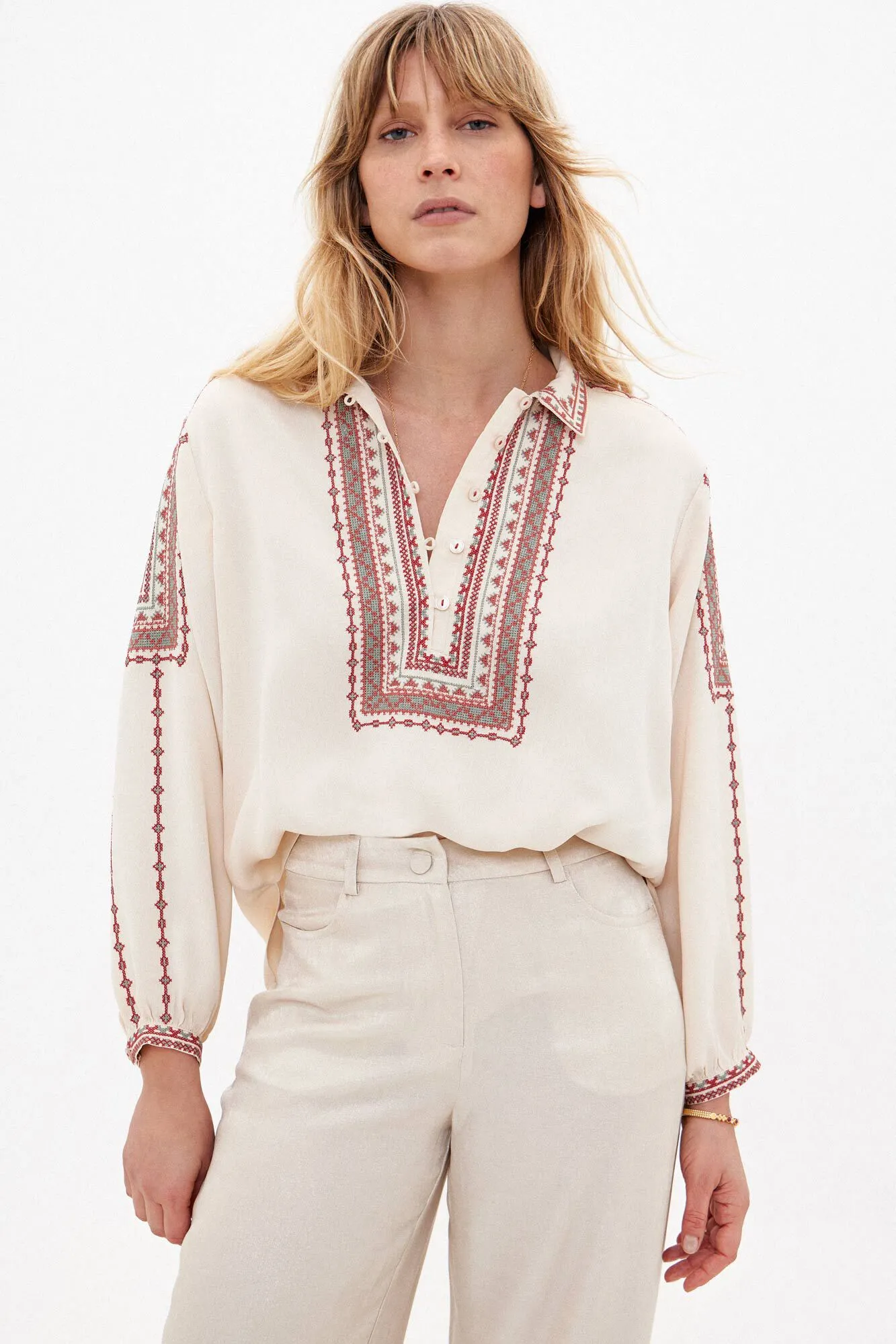 Estibaliz. Blusa polera bordada.